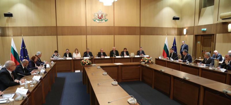 Министър-председателят Гълъб Донев събра областните управители на работна среща днес в резиденция
