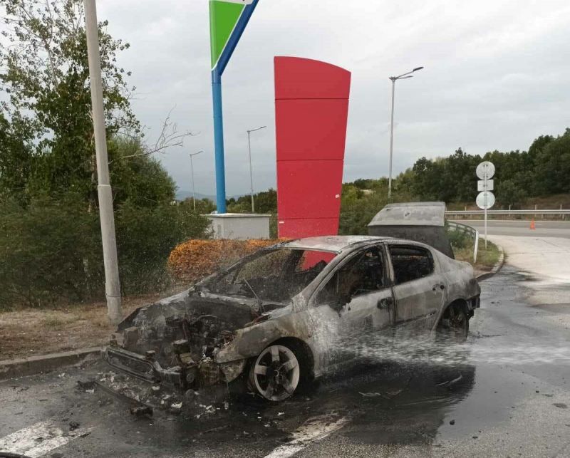 Лек автомобил се е самозапалил в близост до цистерна на
