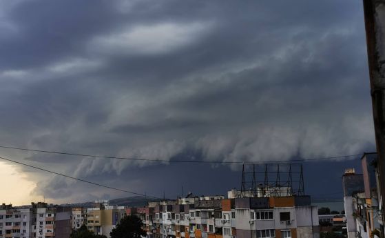 Мощна буря с мълнии и градушка удари Черноморието  съобщи сайтът Meteobalkans
