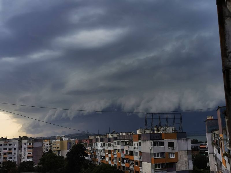 Мощна буря с мълнии и градушка удари Черноморието, съобщи сайтът Meteobalkans.com. Мълниите