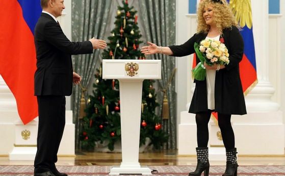 Руският президент Владимир Путин поздравява поп певицата Алла Пугачова на церемония по връчване на награди. Москва, 22 декември 2014 г.