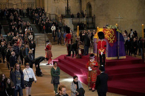 Великобритания се сбогува с кралица Елизабет II. В 11 часа