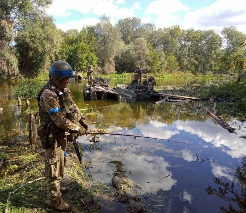 Снимка на военен от Въоръжените сили на Украйна, който лови