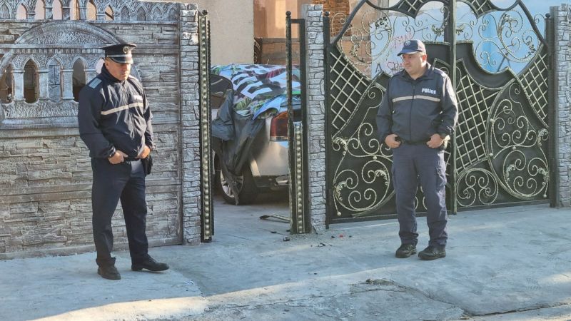 Бургаските власти задържаха трима души по време на специализирана полицейска