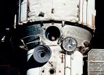 Февруари 1995 г: Космонавтът Валерий Поляков се появява на прозореца на руската космическа станция "Мир" по време на срещата STS-63 с американската совалка "Дискавъри". Поляков се качва на борда на "Мир" на 8 януари 1994 г. и я напуска на 22 март 1995 г.,