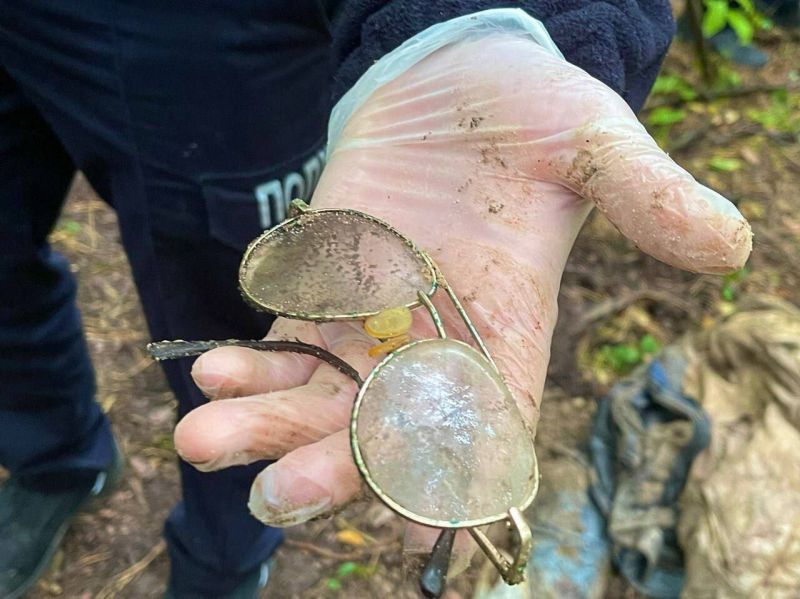 Полицаите разпространиха снимки лични вещи, по които може да бъдат разпознати загиналите.