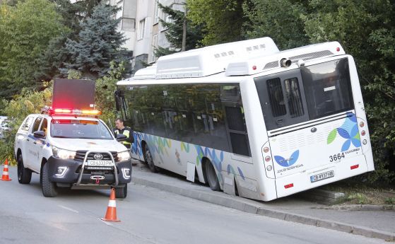 Автобус на градския транспорт се заби в дърво в близост