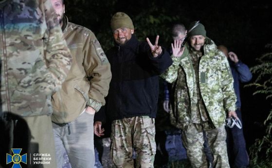 Киев си върна 215 души от руски плен, сред тях петима командири на 
