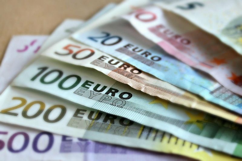 Курсът на еврото се понижи до нов 20-годишен минимум от