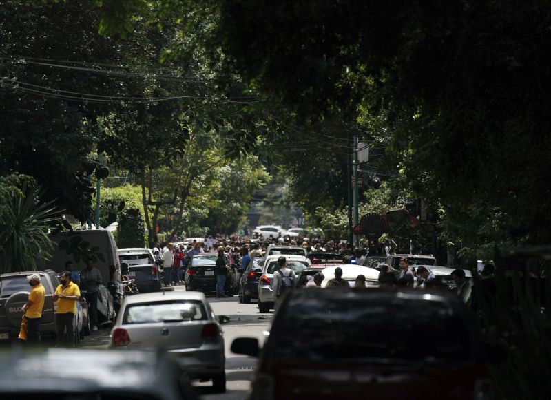 Двама души са загинали при ново силно земетресение в Мексико