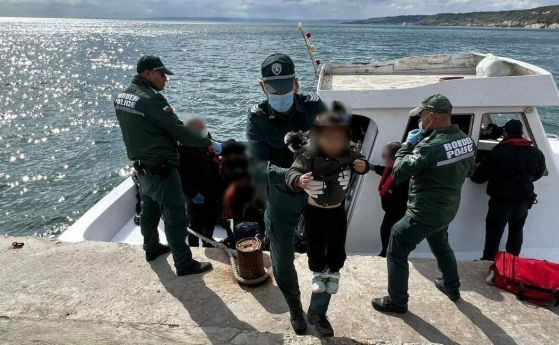 Граничари спасиха 38 мигранти в лодка край Шабла, опитали да стигнат до Румъния (снимки)