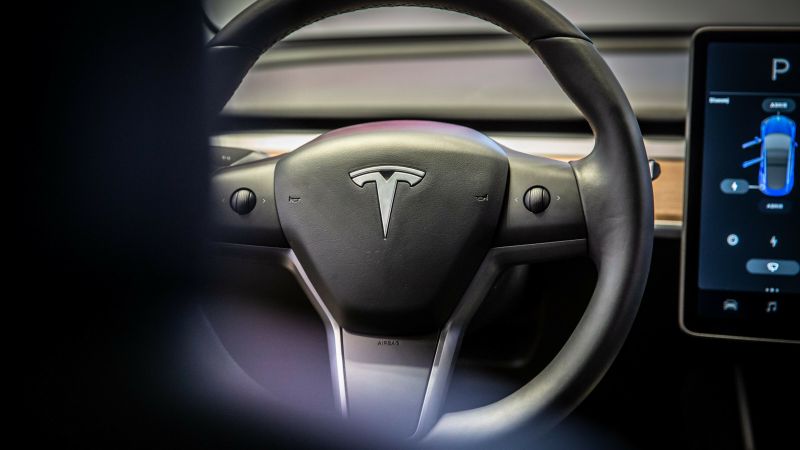Американският производител на електромобили Тесла (Tesla) изтегля близо 1,1 милиона