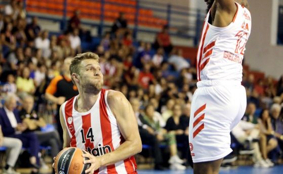 Баскетболният национал Александър Везенков изведе Олимпиакос до успех в приятелския