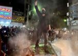 `Смърт на Хаменеи!` Бунтът срещу хиджаба се превръща във въстание срещу режима