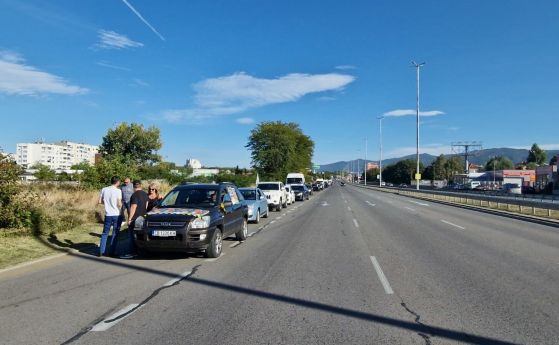 Манолова на протестно автошествие срещу високите цени на горивата: Няма да плащаме по левче отгоре