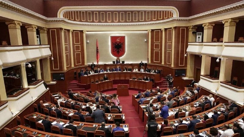 Правната комисия на албанския парламент одобри по принцип двете инициативи,