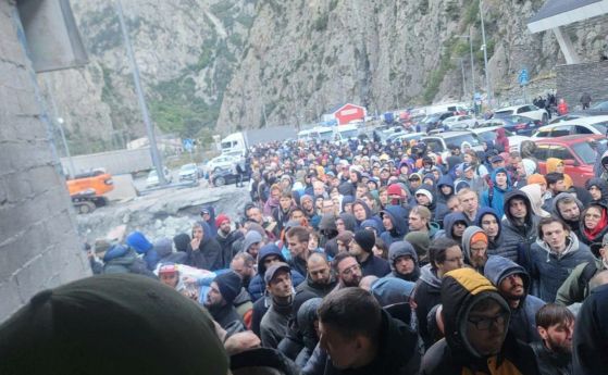 Само минути след обявяването на решението на грузинската гранична полиция, пред ГКПП Верхний Ларс се образува тапа от пешеходци.
