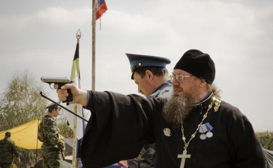 Свещениците не бива да докосват оръжие, смята синодът на Руската православна църква.
