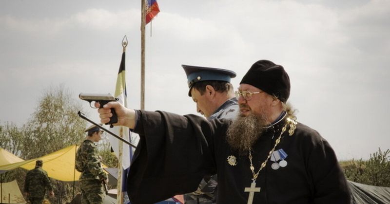 Свещениците не бива да докосват оръжие, смята синодът на Руската православна църква.