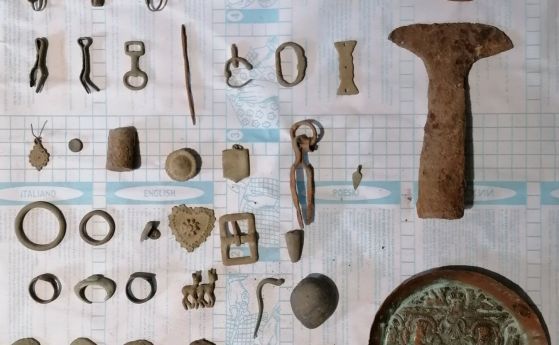 Стотици предполагаеми антики открити ГДБОП, двама са задържани (снимки)