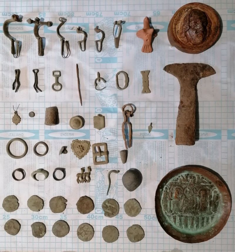 738 предмета, които носят белези на антики, са открити днес