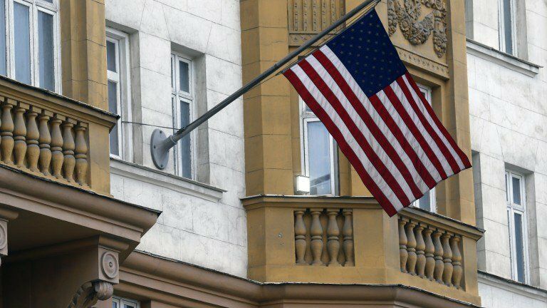 Посолството на САЩ в Москва съветва американските граждани незабавно да