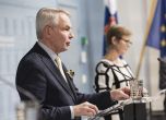 Министърите на външните работи на Финландия Пекка Хаависто (вляво) и на вътрешните работи Криста Миконен обявяват на съвместна пресконференция, че страната затваря границата си за руски граждани.