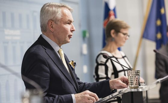 Министърите на външните работи на Финландия Пекка Хаависто (вляво) и на вътрешните работи Криста Миконен обявяват на съвместна пресконференция, че страната затваря границата си за руски граждани.