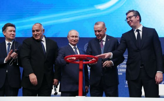 8 януари 2020 г.: Президентите на Турция Реджеп Тайип Ердоган и Русия Владимир Путин отварят клапана по време на церемонията по откриването на проекта за газопровод TurkStream в конгресния център Халич в Истанбул, Турция. На церемонията присъстват и сръбс