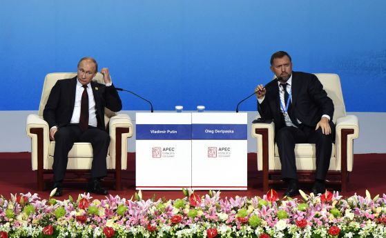Олег Дерипаска и руският президент Владимир Путин на среща на върха на главните изпълнителни директори на АПЕК в Пекин, Китай. 10 ноември 2014 г.