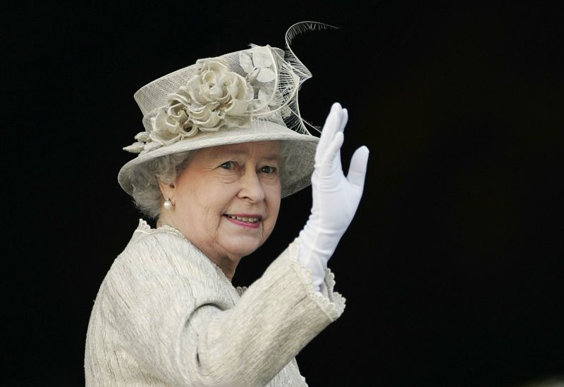 Кралица Елизабет Втора е починалата от старост. Това става ясно
