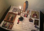 Молитви, икони и свещи - последната надежда на обкръжената руска армия.