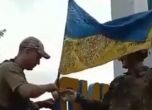ВСУ влезе в обкръжения Лиман. Развяха украинското знаме на входа на града (видео)