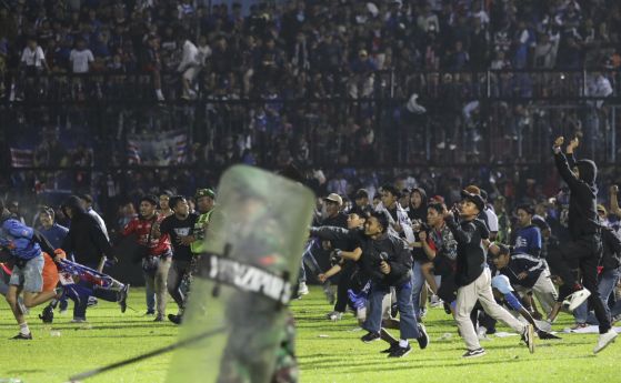 Футболно бедствие: 129 жертви на меле след мач в Индонезия (снимки)