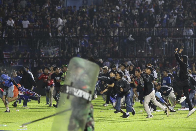 129 души са загинали в блъсканица по време на футболен