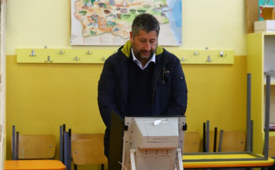 Христо Иванов гласува, за да направи България скок в развитието си