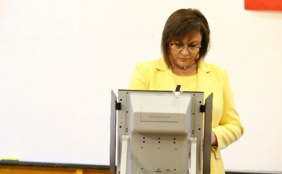 Председателят на БСП Корнелия Нинова гласува в 25 ОУ Д