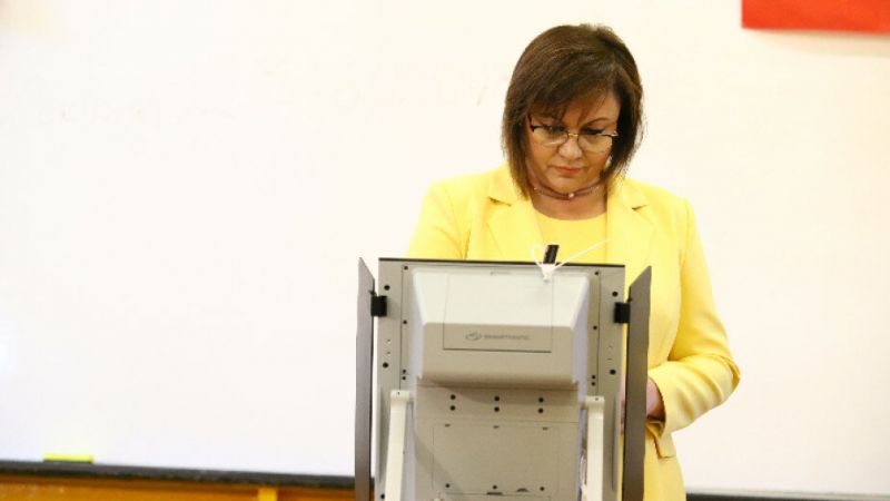 Председателят на БСП Корнелия Нинова гласува в 25 ОУ Д-р