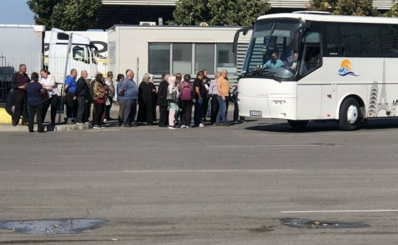 Колона от автобуси на Капитан Андреево, чака се по 5 часа