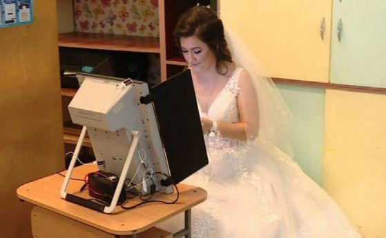 Булка и младоженец гласуваха във Варна