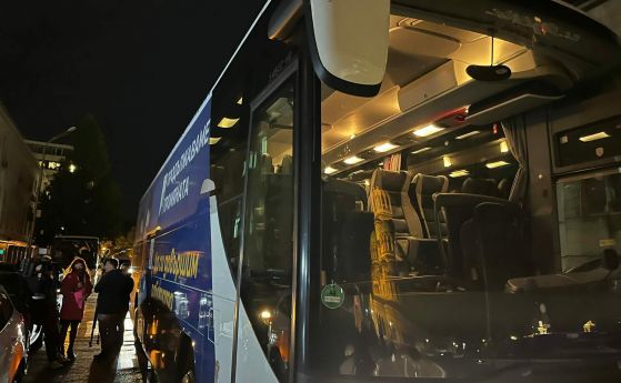 Автобусът на ПП чака лидерите пред ''Ал. Невски''