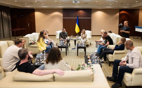 Олена Зеленска отиде при командирите от Азов, Киев закара в Турция семействата на бойците (видео)