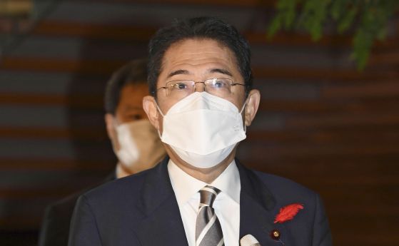 Японският министър-председател Фумио Кишида говори пред медиите в офиса си в Токио в четвъртък сутринта, 6 октомври 2022 г. Северна Корея изстреля две балистични ракети към източните си води в четвъртък, докато Съединените щати пребазираха един от самолет