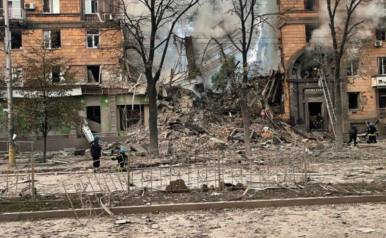 Убити, ранени, затрупани. Руската армия изстреля 7 ракети срещу жилищни блокове в Запорожие