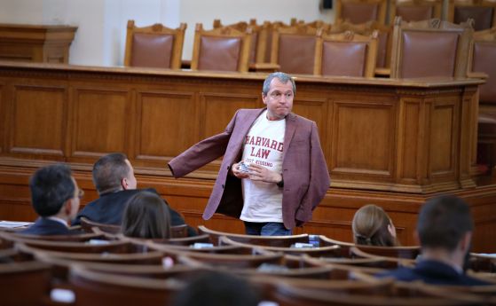 Тошко Йорданов в пленарната зала в 47-ото Народно събрание