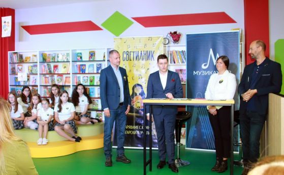 Инициативата ''Светилник'' дарява училищни химни на училища в 6 български общини