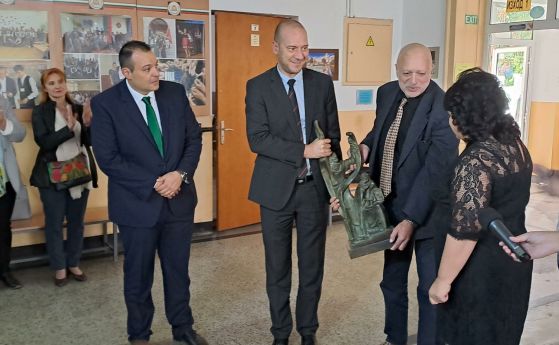 Министър Минеков подари на пазарджишка гимназия проект за паметник на светите братя, изработен от баща му