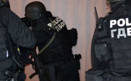 Полицай от ГДБОП отказа проверка с дрегер на пътя, задържан е