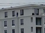 Двама работници висят на перваз на 6-ия етаж на сграда, искат си заплатите (обновена)