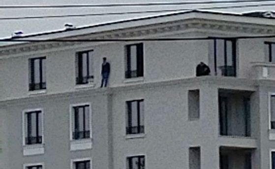 Двама работници висят на перваз на 6-ия етаж на сграда, искат си заплатите (обновена)